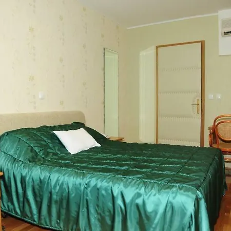 Hotel Skopje מלון 4*