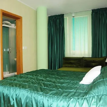 מלון Hotel Skopje 4*