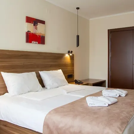 מלון Hotel Skopje 4*
